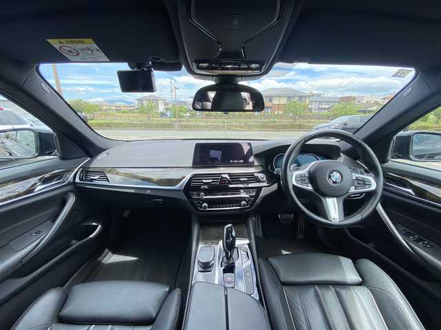 ＢＭＷ ５３０ｅ Mスポーツアイパフォーマンス 福岡県 2018(平30)年 5.1万km サファイアブラックP ・純正HDDナビ/USB/BT/CD/DVD/フルセグTV/・全方位カメラ/・インテリジェントセーフティ/・ACC/・HUD/・ブラックレザーシート/・前席パワーシート/・D席メモリーシート/・全席シートヒーター/・フットトランクオープナー/・パドルシフト/・電動パーキング/・AUTO HOLD/・アンビエントライト/・ビルトインETC2.0/・純正19インチAW/・AUTO LEDヘッドライト/・スマートキー/・保証書/取扱説明書