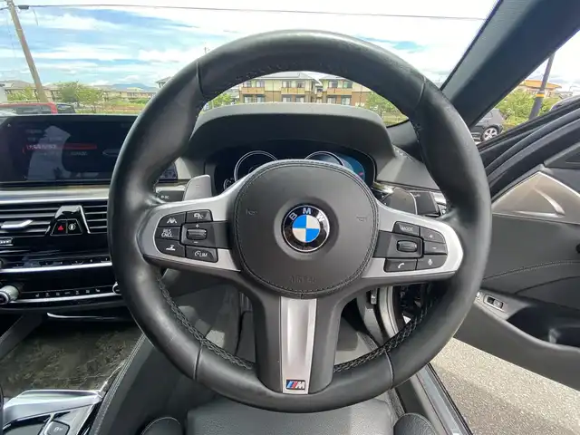 ＢＭＷ ５３０ｅ Mスポーツアイパフォーマンス 福岡県 2018(平30)年 5.1万km サファイアブラックP ・純正HDDナビ/USB/BT/CD/DVD/フルセグTV/・全方位カメラ/・インテリジェントセーフティ/・ACC/・HUD/・ブラックレザーシート/・前席パワーシート/・D席メモリーシート/・全席シートヒーター/・フットトランクオープナー/・パドルシフト/・電動パーキング/・AUTO HOLD/・アンビエントライト/・ビルトインETC2.0/・純正19インチAW/・AUTO LEDヘッドライト/・スマートキー/・保証書/取扱説明書