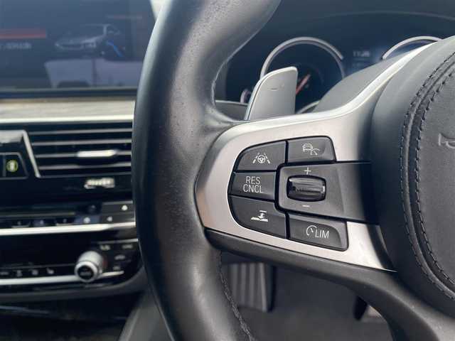 ＢＭＷ ５３０ｅ Mスポーツアイパフォーマンス 福岡県 2018(平30)年 5.1万km サファイアブラックP ・純正HDDナビ/USB/BT/CD/DVD/フルセグTV/・全方位カメラ/・インテリジェントセーフティ/・ACC/・HUD/・ブラックレザーシート/・前席パワーシート/・D席メモリーシート/・全席シートヒーター/・フットトランクオープナー/・パドルシフト/・電動パーキング/・AUTO HOLD/・アンビエントライト/・ビルトインETC2.0/・純正19インチAW/・AUTO LEDヘッドライト/・スマートキー/・保証書/取扱説明書
