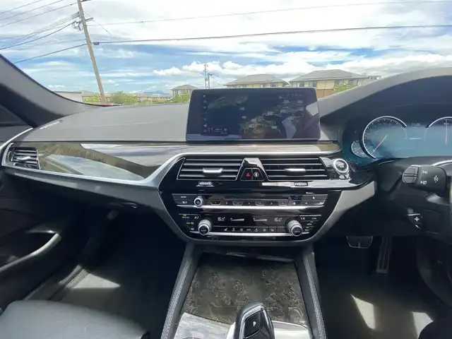 ＢＭＷ ５３０ｅ Mスポーツアイパフォーマンス 福岡県 2018(平30)年 5.1万km サファイアブラックP ・純正HDDナビ/USB/BT/CD/DVD/フルセグTV/・全方位カメラ/・インテリジェントセーフティ/・ACC/・HUD/・ブラックレザーシート/・前席パワーシート/・D席メモリーシート/・全席シートヒーター/・フットトランクオープナー/・パドルシフト/・電動パーキング/・AUTO HOLD/・アンビエントライト/・ビルトインETC2.0/・純正19インチAW/・AUTO LEDヘッドライト/・スマートキー/・保証書/取扱説明書