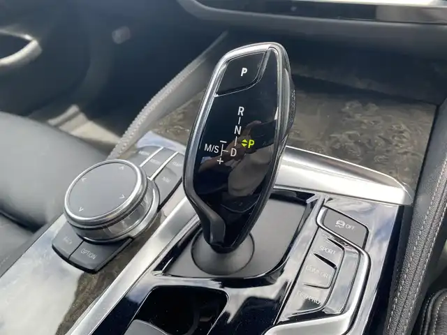ＢＭＷ ５３０ｅ Mスポーツアイパフォーマンス 福岡県 2018(平30)年 5.1万km サファイアブラックP ・純正HDDナビ/USB/BT/CD/DVD/フルセグTV/・全方位カメラ/・インテリジェントセーフティ/・ACC/・HUD/・ブラックレザーシート/・前席パワーシート/・D席メモリーシート/・全席シートヒーター/・フットトランクオープナー/・パドルシフト/・電動パーキング/・AUTO HOLD/・アンビエントライト/・ビルトインETC2.0/・純正19インチAW/・AUTO LEDヘッドライト/・スマートキー/・保証書/取扱説明書