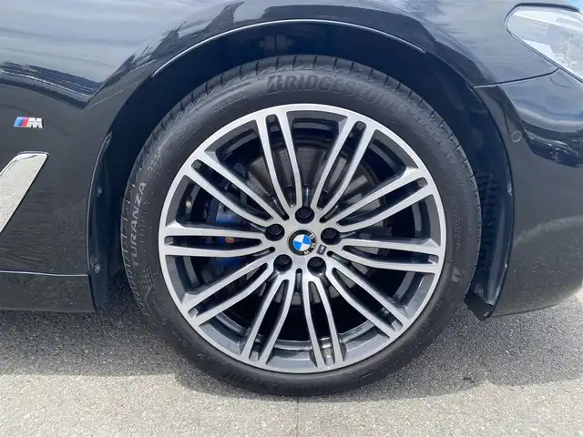 ＢＭＷ ５３０ｅ Mスポーツアイパフォーマンス 福岡県 2018(平30)年 5.1万km サファイアブラックP ・純正HDDナビ/USB/BT/CD/DVD/フルセグTV/・全方位カメラ/・インテリジェントセーフティ/・ACC/・HUD/・ブラックレザーシート/・前席パワーシート/・D席メモリーシート/・全席シートヒーター/・フットトランクオープナー/・パドルシフト/・電動パーキング/・AUTO HOLD/・アンビエントライト/・ビルトインETC2.0/・純正19インチAW/・AUTO LEDヘッドライト/・スマートキー/・保証書/取扱説明書