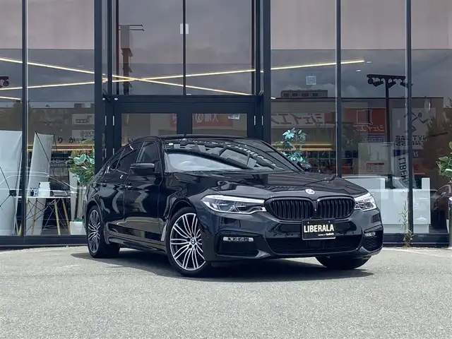 ＢＭＷ ５３０ｅ Mスポーツアイパフォーマンス 福岡県 2018(平30)年 5.1万km サファイアブラックP ・純正HDDナビ/USB/BT/CD/DVD/フルセグTV/・全方位カメラ/・インテリジェントセーフティ/・ACC/・HUD/・ブラックレザーシート/・前席パワーシート/・D席メモリーシート/・全席シートヒーター/・フットトランクオープナー/・パドルシフト/・電動パーキング/・AUTO HOLD/・アンビエントライト/・ビルトインETC2.0/・純正19インチAW/・AUTO LEDヘッドライト/・スマートキー/・保証書/取扱説明書