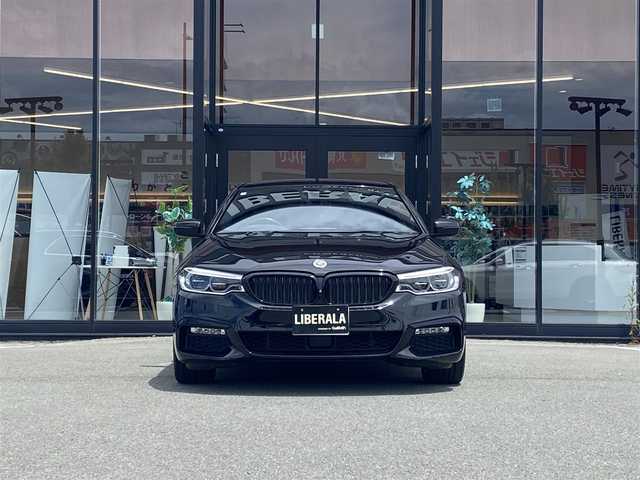 ＢＭＷ ５３０ｅ Mスポーツアイパフォーマンス 福岡県 2018(平30)年 5.1万km サファイアブラックP ・純正HDDナビ/USB/BT/CD/DVD/フルセグTV/・全方位カメラ/・インテリジェントセーフティ/・ACC/・HUD/・ブラックレザーシート/・前席パワーシート/・D席メモリーシート/・全席シートヒーター/・フットトランクオープナー/・パドルシフト/・電動パーキング/・AUTO HOLD/・アンビエントライト/・ビルトインETC2.0/・純正19インチAW/・AUTO LEDヘッドライト/・スマートキー/・保証書/取扱説明書