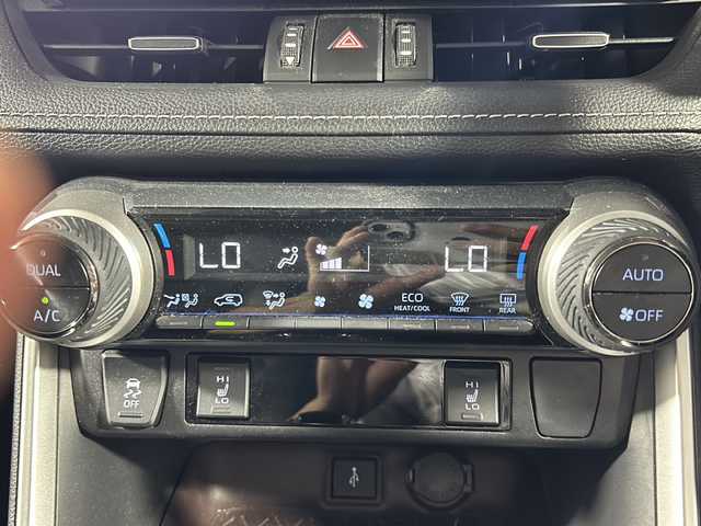 トヨタ ＲＡＶ４ ハイブリッドG 沖縄県 2020(令2)年 3.9万km ホワイトパールクリスタルシャイン 県外仕入/禁煙車/純正9インチディスプレイオーディオ/(Bluetooth.フルセグ.ラジオ.USB)/パノラミックビューモニター/4WD/ブラインドスポットモニター/レーダークルーズコントロール/シートヒーター/メモリパワーシート/電動リアゲート/ステアリングヒーター/トヨタセーフティセンス/プリクラッシュセーフティ/オートハイビーム/クリアランスソナー/ビルトインETC2.0/純正ドライブレコーダー/純正フロアマット/ドアバイザー/レザーシート/スペアキー/TVキャンセラー