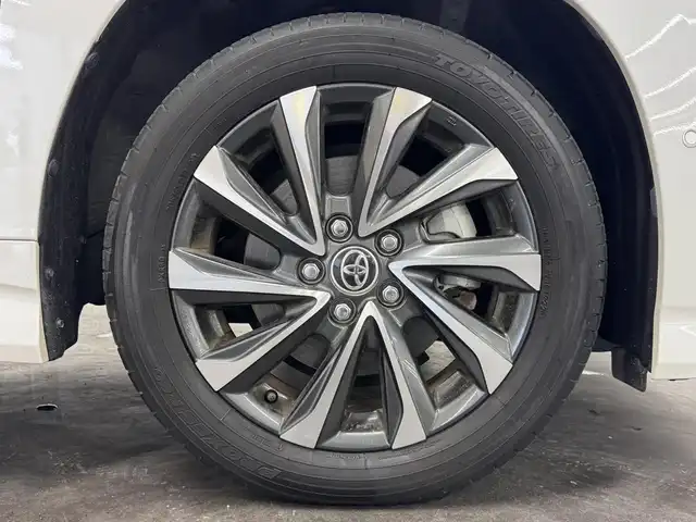 トヨタ ヴォクシー S－Z 三重県 2022(令4)年 2.9万km ホワイトパールクリスタルシャイン ガソリン/FF/MTモード付インパネCVT/10.5インチ ディスプレイオーディオPlus（ナビ搭載）/（AM/FM/TV/CD/DVD/USB/iPod/Miracast/CarPlay/AndroidAuto）/純正 14インチOLED後席フリップダウンモニター V14T-R72R/パノラミックビューモニター（床下透過表示機能付）*/両側ハンズフリーパワースライドドア*/ドライブレコーダー前後/ETC2.0/Toyota Safety Sense/●PCS/●LDA/●レーダークルコン（全車速追従機能付）/●オートハイビーム/●RSA/・パーキングサポートブレーキ（静止物＆後方接近車両*・歩行者*）/・プロアクティブドライビングアシスト/・発進遅れ告知/・BSM＆RCTA＋レーンチェンジアシスト*/・安心降車アシスト＋RCD*/・アドバンスト ドライブ＋フロントクロストラフィックアラート、ドライバーモニター*/・トヨタチームメイト［アドバンスト パーク］*/装備/快適＆利便パッケージ（High）*/●2ndシートオットマン＆ヒーター/●ステアリングヒーター/●パワーバックドア/・ハーフレザーシート/・シートヒーター（D/N）/・保/取/・スマートキーx2/など/*…メーカーOP
