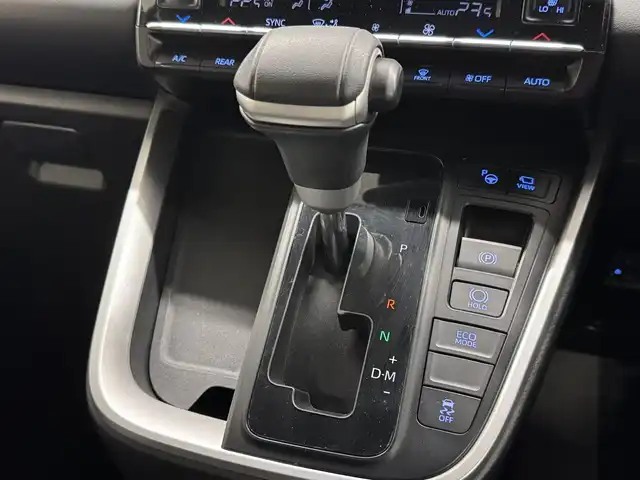 トヨタ ヴォクシー S－Z 三重県 2022(令4)年 2.9万km ホワイトパールクリスタルシャイン ガソリン/FF/MTモード付インパネCVT/10.5インチ ディスプレイオーディオPlus（ナビ搭載）/（AM/FM/TV/CD/DVD/USB/iPod/Miracast/CarPlay/AndroidAuto）/純正 14インチOLED後席フリップダウンモニター V14T-R72R/パノラミックビューモニター（床下透過表示機能付）*/両側ハンズフリーパワースライドドア*/ドライブレコーダー前後/ETC2.0/Toyota Safety Sense/●PCS/●LDA/●レーダークルコン（全車速追従機能付）/●オートハイビーム/●RSA/・パーキングサポートブレーキ（静止物＆後方接近車両*・歩行者*）/・プロアクティブドライビングアシスト/・発進遅れ告知/・BSM＆RCTA＋レーンチェンジアシスト*/・安心降車アシスト＋RCD*/・アドバンスト ドライブ＋フロントクロストラフィックアラート、ドライバーモニター*/・トヨタチームメイト［アドバンスト パーク］*/装備/快適＆利便パッケージ（High）*/●2ndシートオットマン＆ヒーター/●ステアリングヒーター/●パワーバックドア/・ハーフレザーシート/・シートヒーター（D/N）/・保/取/・スマートキーx2/など/*…メーカーOP