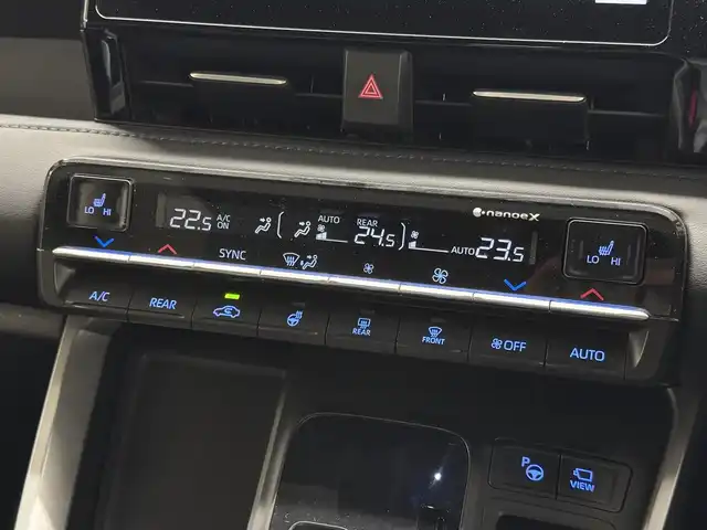 トヨタ ヴォクシー S－Z 三重県 2022(令4)年 2.9万km ホワイトパールクリスタルシャイン ガソリン/FF/MTモード付インパネCVT/10.5インチ ディスプレイオーディオPlus（ナビ搭載）/（AM/FM/TV/CD/DVD/USB/iPod/Miracast/CarPlay/AndroidAuto）/純正 14インチOLED後席フリップダウンモニター V14T-R72R/パノラミックビューモニター（床下透過表示機能付）*/両側ハンズフリーパワースライドドア*/ドライブレコーダー前後/ETC2.0/Toyota Safety Sense/●PCS/●LDA/●レーダークルコン（全車速追従機能付）/●オートハイビーム/●RSA/・パーキングサポートブレーキ（静止物＆後方接近車両*・歩行者*）/・プロアクティブドライビングアシスト/・発進遅れ告知/・BSM＆RCTA＋レーンチェンジアシスト*/・安心降車アシスト＋RCD*/・アドバンスト ドライブ＋フロントクロストラフィックアラート、ドライバーモニター*/・トヨタチームメイト［アドバンスト パーク］*/装備/快適＆利便パッケージ（High）*/●2ndシートオットマン＆ヒーター/●ステアリングヒーター/●パワーバックドア/・ハーフレザーシート/・シートヒーター（D/N）/・保/取/・スマートキーx2/など/*…メーカーOP