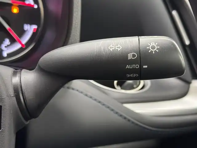 トヨタ ヴォクシー S－Z 三重県 2022(令4)年 2.9万km ホワイトパールクリスタルシャイン ガソリン/FF/MTモード付インパネCVT/10.5インチ ディスプレイオーディオPlus（ナビ搭載）/（AM/FM/TV/CD/DVD/USB/iPod/Miracast/CarPlay/AndroidAuto）/純正 14インチOLED後席フリップダウンモニター V14T-R72R/パノラミックビューモニター（床下透過表示機能付）*/両側ハンズフリーパワースライドドア*/ドライブレコーダー前後/ETC2.0/Toyota Safety Sense/●PCS/●LDA/●レーダークルコン（全車速追従機能付）/●オートハイビーム/●RSA/・パーキングサポートブレーキ（静止物＆後方接近車両*・歩行者*）/・プロアクティブドライビングアシスト/・発進遅れ告知/・BSM＆RCTA＋レーンチェンジアシスト*/・安心降車アシスト＋RCD*/・アドバンスト ドライブ＋フロントクロストラフィックアラート、ドライバーモニター*/・トヨタチームメイト［アドバンスト パーク］*/装備/快適＆利便パッケージ（High）*/●2ndシートオットマン＆ヒーター/●ステアリングヒーター/●パワーバックドア/・ハーフレザーシート/・シートヒーター（D/N）/・保/取/・スマートキーx2/など/*…メーカーOP
