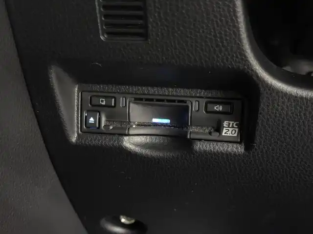 トヨタ ヴォクシー S－Z 三重県 2022(令4)年 2.9万km ホワイトパールクリスタルシャイン ガソリン/FF/MTモード付インパネCVT/10.5インチ ディスプレイオーディオPlus（ナビ搭載）/（AM/FM/TV/CD/DVD/USB/iPod/Miracast/CarPlay/AndroidAuto）/純正 14インチOLED後席フリップダウンモニター V14T-R72R/パノラミックビューモニター（床下透過表示機能付）*/両側ハンズフリーパワースライドドア*/ドライブレコーダー前後/ETC2.0/Toyota Safety Sense/●PCS/●LDA/●レーダークルコン（全車速追従機能付）/●オートハイビーム/●RSA/・パーキングサポートブレーキ（静止物＆後方接近車両*・歩行者*）/・プロアクティブドライビングアシスト/・発進遅れ告知/・BSM＆RCTA＋レーンチェンジアシスト*/・安心降車アシスト＋RCD*/・アドバンスト ドライブ＋フロントクロストラフィックアラート、ドライバーモニター*/・トヨタチームメイト［アドバンスト パーク］*/装備/快適＆利便パッケージ（High）*/●2ndシートオットマン＆ヒーター/●ステアリングヒーター/●パワーバックドア/・ハーフレザーシート/・シートヒーター（D/N）/・保/取/・スマートキーx2/など/*…メーカーOP
