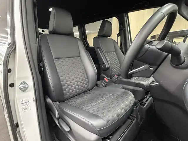 トヨタ ヴォクシー S－Z 三重県 2022(令4)年 2.9万km ホワイトパールクリスタルシャイン ガソリン/FF/MTモード付インパネCVT/10.5インチ ディスプレイオーディオPlus（ナビ搭載）/（AM/FM/TV/CD/DVD/USB/iPod/Miracast/CarPlay/AndroidAuto）/純正 14インチOLED後席フリップダウンモニター V14T-R72R/パノラミックビューモニター（床下透過表示機能付）*/両側ハンズフリーパワースライドドア*/ドライブレコーダー前後/ETC2.0/Toyota Safety Sense/●PCS/●LDA/●レーダークルコン（全車速追従機能付）/●オートハイビーム/●RSA/・パーキングサポートブレーキ（静止物＆後方接近車両*・歩行者*）/・プロアクティブドライビングアシスト/・発進遅れ告知/・BSM＆RCTA＋レーンチェンジアシスト*/・安心降車アシスト＋RCD*/・アドバンスト ドライブ＋フロントクロストラフィックアラート、ドライバーモニター*/・トヨタチームメイト［アドバンスト パーク］*/装備/快適＆利便パッケージ（High）*/●2ndシートオットマン＆ヒーター/●ステアリングヒーター/●パワーバックドア/・ハーフレザーシート/・シートヒーター（D/N）/・保/取/・スマートキーx2/など/*…メーカーOP