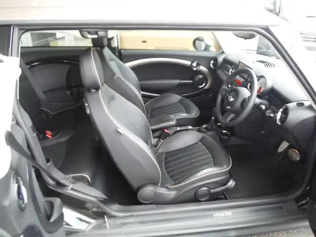 ＭＩＮＩ ミニ クラブマン クーパー S 東京都 2013(平25)年 2.4万km 黒Ⅱ ボンドストリート/　ラウンジレザーシート/　前席シートヒーター/　ブラックアイオートライト/　レザー仕上げインテリア/　専用17インチAW/　アームレスト/レインセンサー/社外ナビ・TV・ETC/　バックカメラ/パドルシフト/プッシュエンジンスタート/キーレス×2個