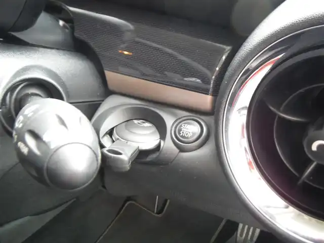 ＭＩＮＩ ミニ クラブマン クーパー S 東京都 2013(平25)年 2.4万km 黒Ⅱ ボンドストリート/　ラウンジレザーシート/　前席シートヒーター/　ブラックアイオートライト/　レザー仕上げインテリア/　専用17インチAW/　アームレスト/レインセンサー/社外ナビ・TV・ETC/　バックカメラ/パドルシフト/プッシュエンジンスタート/キーレス×2個