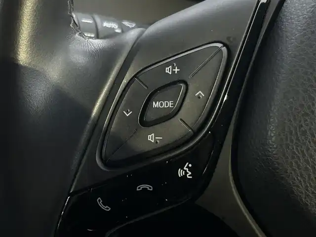 トヨタ Ｃ－ＨＲ G 大阪府 2018(平30)年 3.9万km ホワイトパールクリスタルシャイン ９インチナビ　/フルセグ　/Ｂｌｕｅｔｏｏｔｈ　/バックカメラ　/ハーフレザーシート　/シートヒーター　/レーダークルーズコントロール　/ブラインドスポットモニター　/シーケンシャルウインカー　/ＥＴＣ　/マット