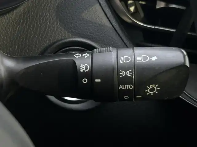 トヨタ Ｃ－ＨＲ G 大阪府 2018(平30)年 3.9万km ホワイトパールクリスタルシャイン ９インチナビ　/フルセグ　/Ｂｌｕｅｔｏｏｔｈ　/バックカメラ　/ハーフレザーシート　/シートヒーター　/レーダークルーズコントロール　/ブラインドスポットモニター　/シーケンシャルウインカー　/ＥＴＣ　/マット