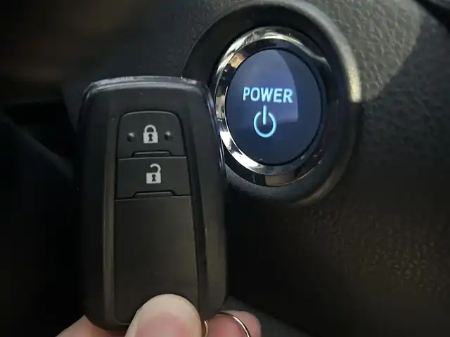 トヨタ Ｃ－ＨＲ G 大阪府 2018(平30)年 3.9万km ホワイトパールクリスタルシャイン ９インチナビ　/フルセグ　/Ｂｌｕｅｔｏｏｔｈ　/バックカメラ　/ハーフレザーシート　/シートヒーター　/レーダークルーズコントロール　/ブラインドスポットモニター　/シーケンシャルウインカー　/ＥＴＣ　/マット