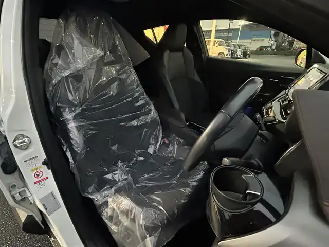 トヨタ Ｃ－ＨＲ G 大阪府 2018(平30)年 3.9万km ホワイトパールクリスタルシャイン ９インチナビ　/フルセグ　/Ｂｌｕｅｔｏｏｔｈ　/バックカメラ　/ハーフレザーシート　/シートヒーター　/レーダークルーズコントロール　/ブラインドスポットモニター　/シーケンシャルウインカー　/ＥＴＣ　/マット