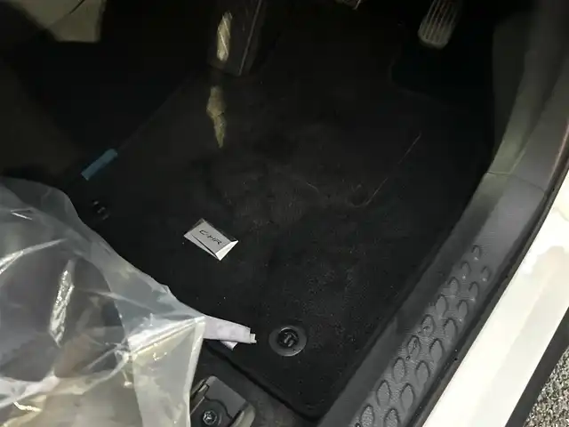 トヨタ Ｃ－ＨＲ G 大阪府 2018(平30)年 3.9万km ホワイトパールクリスタルシャイン ９インチナビ　/フルセグ　/Ｂｌｕｅｔｏｏｔｈ　/バックカメラ　/ハーフレザーシート　/シートヒーター　/レーダークルーズコントロール　/ブラインドスポットモニター　/シーケンシャルウインカー　/ＥＴＣ　/マット