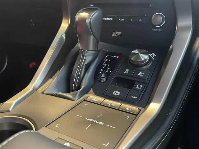 レクサス ＮＸ 300h バージョンL 高知県 2018(平30)年 4万km ソニッククォーツ Mark Levinson【PREMIUM SURROND】/赤レザーシート/D/N席パワーシート/D/N席エアーシート/全席シートヒータ/サンルーフ/パワーバックドア/純正ナビ/　【AM/FM/フルセグTV/BT】/バックカメラ