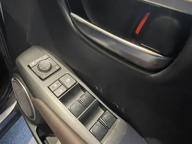 レクサス ＮＸ 300h バージョンL 高知県 2018(平30)年 4万km ソニッククォーツ Mark Levinson【PREMIUM SURROND】/赤レザーシート/D/N席パワーシート/D/N席エアーシート/全席シートヒータ/サンルーフ/パワーバックドア/純正ナビ/　【AM/FM/フルセグTV/BT】/バックカメラ