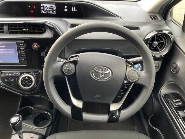 トヨタ アクア S スタイルブラック 新潟県 2018(平30)年 4.4万km ホワイトパールクリスタルシャイン 純正ナビ(NSCD-W66)/(AM/FM/CD/Bluetooth)/ワンセグTV/トヨタセーフティーセンス/プリクラッシュセーフティーセンス/レーディパーチャーアラート/オートマチックハイビーム/横滑り防止システム/ステアリングスイッチ/電動格納ミラー/ウインカーミラー/オートライト/ヘッドライトレベライザー/純正ホイールキャップ/プッシュスタート/スマートキー