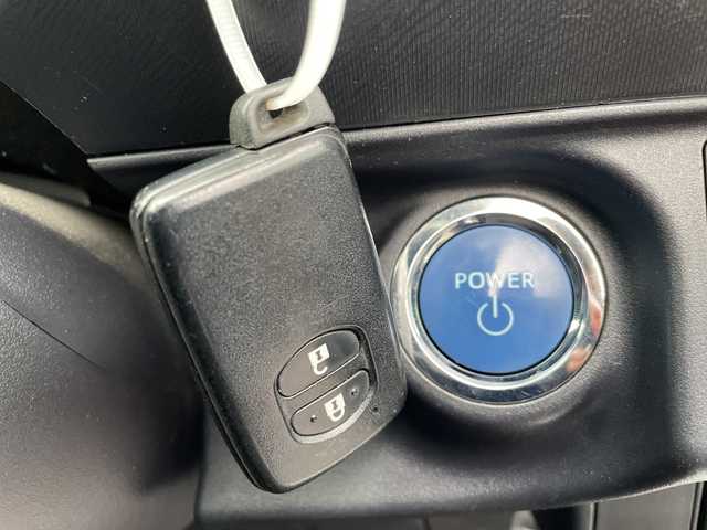 トヨタ アクア S スタイルブラック 新潟県 2018(平30)年 4.4万km ホワイトパールクリスタルシャイン 純正ナビ(NSCD-W66)/(AM/FM/CD/Bluetooth)/ワンセグTV/トヨタセーフティーセンス/プリクラッシュセーフティーセンス/レーディパーチャーアラート/オートマチックハイビーム/横滑り防止システム/ステアリングスイッチ/電動格納ミラー/ウインカーミラー/オートライト/ヘッドライトレベライザー/純正ホイールキャップ/プッシュスタート/スマートキー