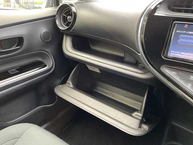 トヨタ アクア S スタイルブラック 新潟県 2018(平30)年 4.4万km ホワイトパールクリスタルシャイン 純正ナビ(NSCD-W66)/(AM/FM/CD/Bluetooth)/ワンセグTV/トヨタセーフティーセンス/プリクラッシュセーフティーセンス/レーディパーチャーアラート/オートマチックハイビーム/横滑り防止システム/ステアリングスイッチ/電動格納ミラー/ウインカーミラー/オートライト/ヘッドライトレベライザー/純正ホイールキャップ/プッシュスタート/スマートキー