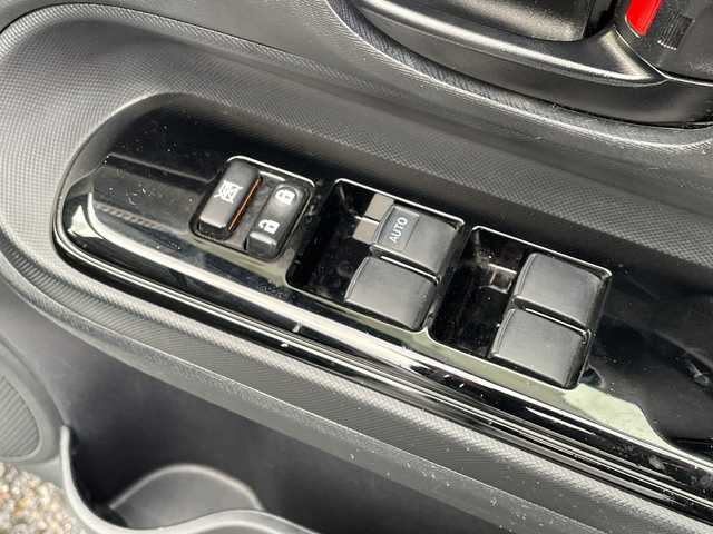 トヨタ アクア S スタイルブラック 新潟県 2018(平30)年 4.4万km ホワイトパールクリスタルシャイン 純正ナビ(NSCD-W66)/(AM/FM/CD/Bluetooth)/ワンセグTV/トヨタセーフティーセンス/プリクラッシュセーフティーセンス/レーディパーチャーアラート/オートマチックハイビーム/横滑り防止システム/ステアリングスイッチ/電動格納ミラー/ウインカーミラー/オートライト/ヘッドライトレベライザー/純正ホイールキャップ/プッシュスタート/スマートキー