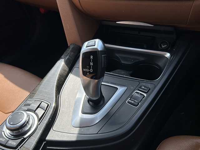 ＢＭＷ ３２０ｄ ブルーパフォーマンス ツーリング 佐賀県 2013(平25)年 11.6万km サファイアブラックP 純正ナビ/Bluetooth/CD/USB/全方位カメラ/衝突軽減システム/クリアランスソナー/オートエアコン/LEDライト/前席シートヒーター/前席パワーシート/レザーシート/純正アルミホイール/スポーツモード/エコモード/革巻きステアリング/ステアリングスイッチ/保証書/取扱説明書/スペアキー