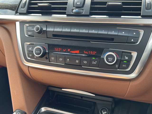 ＢＭＷ ３２０ｄ ブルーパフォーマンス ツーリング 佐賀県 2013(平25)年 11.6万km サファイアブラックP 純正ナビ/Bluetooth/CD/USB/全方位カメラ/衝突軽減システム/クリアランスソナー/オートエアコン/LEDライト/前席シートヒーター/前席パワーシート/レザーシート/純正アルミホイール/スポーツモード/エコモード/革巻きステアリング/ステアリングスイッチ/保証書/取扱説明書/スペアキー