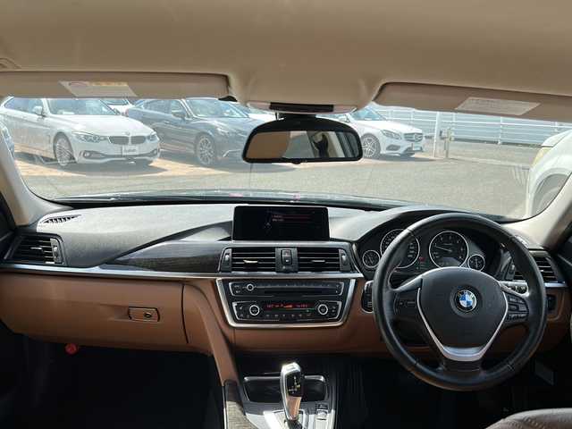 ＢＭＷ ３２０ｄ ブルーパフォーマンス ツーリング 佐賀県 2013(平25)年 11.6万km サファイアブラックP 純正ナビ/Bluetooth/CD/USB/全方位カメラ/衝突軽減システム/クリアランスソナー/オートエアコン/LEDライト/前席シートヒーター/前席パワーシート/レザーシート/純正アルミホイール/スポーツモード/エコモード/革巻きステアリング/ステアリングスイッチ/保証書/取扱説明書/スペアキー