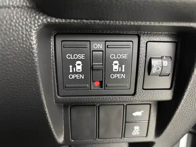 ホンダ ステップワゴン スパーダ eHEV 埼玉県 2023(令5)年 2万km プラチナホワイトパール 純正ナビ/（BT/CD／DVD／AM／FM／フルTV）/バックカメラ/ホンダセンシング/・衝突軽減ブレーキ/・アダプティブクルーズコントロール/・車線維持支援システム/・誤発進抑制機能/・後方誤発進抑制機能/BSM/純正アルミホイール/両側パワースライドドア/パワーバックドア/ハーフレザーシート/シートヒーター/純正ドラレコ/パドルシフト