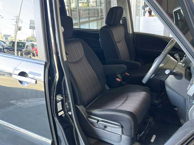 日産 セレナ HWS S HV Vセレ +Sefty 静岡県 2015(平27)年 10万km ダイヤモンドブラック 純正ナビ/ipod/SD/USB/CD/DVD/Bluetooth/ラジオ/フルセグTV/主要装備/・クルーズコントロール　/・全方位カメラ　/・両側パワースライドドア　/・ＥＴＣ　/・アイドリングストップ　/・フリップダウンモニター/・プッシュスタート　/・ＬＥＤヘッドライト　/・フォグランプ　/・衝突軽減システム/・レーンキープ/・盗難防止装置/・スマートキー/・純正アルミホイール/・純正フロアマット