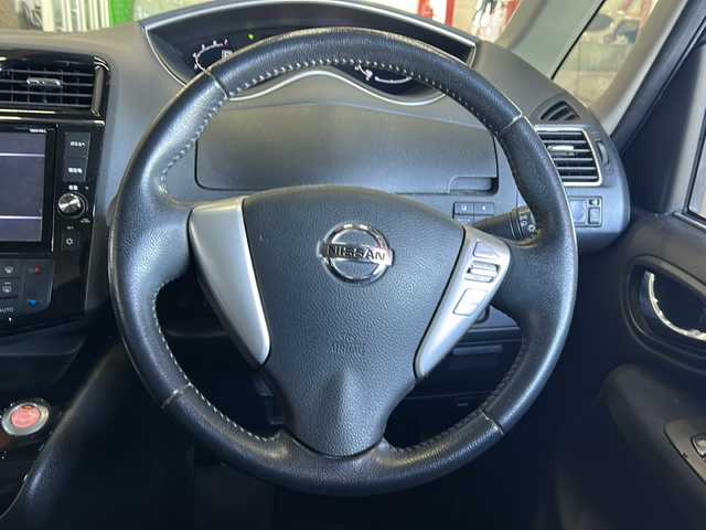 日産 セレナ HWS S HV Vセレ +Sefty 静岡県 2015(平27)年 10万km ダイヤモンドブラック 純正ナビ/ipod/SD/USB/CD/DVD/Bluetooth/ラジオ/フルセグTV/主要装備/・クルーズコントロール　/・全方位カメラ　/・両側パワースライドドア　/・ＥＴＣ　/・アイドリングストップ　/・フリップダウンモニター/・プッシュスタート　/・ＬＥＤヘッドライト　/・フォグランプ　/・衝突軽減システム/・レーンキープ/・盗難防止装置/・スマートキー/・純正アルミホイール/・純正フロアマット