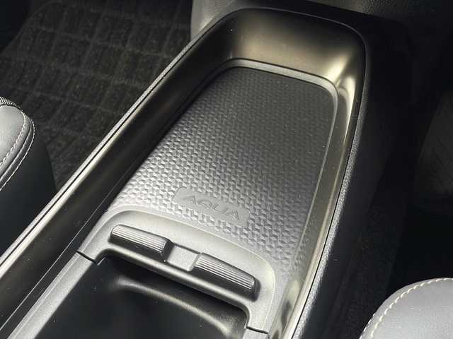 トヨタ アクア Z 広島県 2022(令4)年 2.1万km プラチナホワイトパールマイカ 禁煙車/トヨタセーフティセンス/・プリクラッシュセーフティ/・レーダークルーズコントロール/・オートマチックハイビーム/・LDA/LTA/・RSA/・先行車発進お知らせ/クリアランスソナー/BSM/10.5型ディスプレイオーディオ/・ナビ/フルセグ/CD/DVD/USB/スマホ連携/パノラミックビューモニター/革巻きステアリング/ステアリングスイッチ/ステアリングヒーター/オートライト/ハーフレザーシート/D席パワーシート/シートヒーター（D.N）/LEDヘッドライト/フォグランプ/AC100V1500W電源/純正フロアマット/ドアバイザー/純正15インチアルミホイール/W+サイド+カーテンエアバック