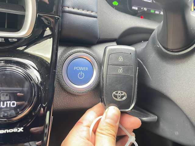 トヨタ アクア Z 広島県 2022(令4)年 2.1万km プラチナホワイトパールマイカ 禁煙車/トヨタセーフティセンス/・プリクラッシュセーフティ/・レーダークルーズコントロール/・オートマチックハイビーム/・LDA/LTA/・RSA/・先行車発進お知らせ/クリアランスソナー/BSM/10.5型ディスプレイオーディオ/・ナビ/フルセグ/CD/DVD/USB/スマホ連携/パノラミックビューモニター/革巻きステアリング/ステアリングスイッチ/ステアリングヒーター/オートライト/ハーフレザーシート/D席パワーシート/シートヒーター（D.N）/LEDヘッドライト/フォグランプ/AC100V1500W電源/純正フロアマット/ドアバイザー/純正15インチアルミホイール/W+サイド+カーテンエアバック