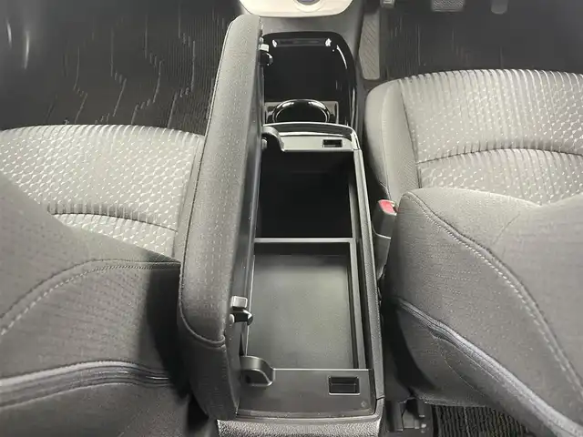 トヨタ プリウス Sセーフティプラス 大分県 2018(平30)年 5.9万km アティチュードブラックマイカ 社外SDナビ/（フルセグ/CD/DVD/Bluetooth）/プリクラッシュセーフティー/LTA（操舵支援有り）/オートハイビーム/ビルトインETC/レーダークルーズコントロール/バックカメラ/オートリトラミラー/ステアリングスイッチ/保証書・取扱説明書/スマートキープッシュスタート