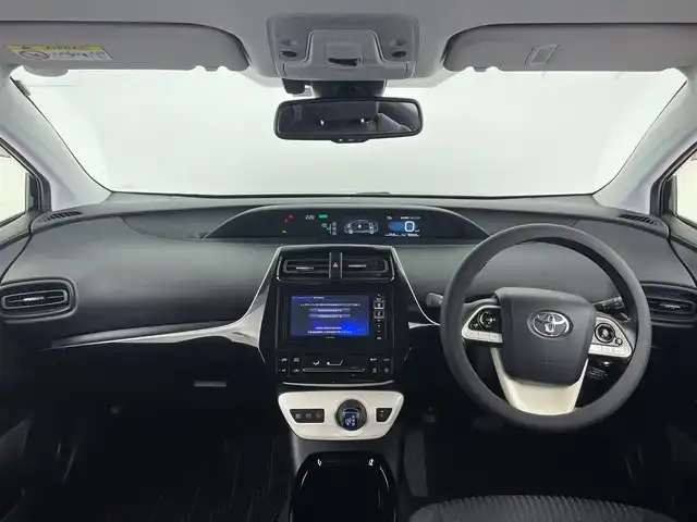 トヨタ プリウス Sセーフティプラス 大分県 2018(平30)年 5.9万km アティチュードブラックマイカ 社外SDナビ/（フルセグ/CD/DVD/Bluetooth）/プリクラッシュセーフティー/LTA（操舵支援有り）/オートハイビーム/ビルトインETC/レーダークルーズコントロール/バックカメラ/オートリトラミラー/ステアリングスイッチ/保証書・取扱説明書/スマートキープッシュスタート