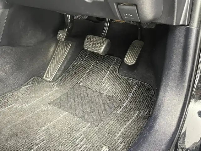 トヨタ プリウス Sセーフティプラス 大分県 2018(平30)年 5.9万km アティチュードブラックマイカ 社外SDナビ/（フルセグ/CD/DVD/Bluetooth）/プリクラッシュセーフティー/LTA（操舵支援有り）/オートハイビーム/ビルトインETC/レーダークルーズコントロール/バックカメラ/オートリトラミラー/ステアリングスイッチ/保証書・取扱説明書/スマートキープッシュスタート