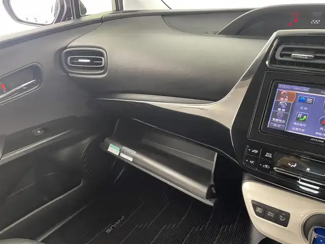 トヨタ プリウス Sセーフティプラス 大分県 2018(平30)年 5.9万km アティチュードブラックマイカ 社外SDナビ/（フルセグ/CD/DVD/Bluetooth）/プリクラッシュセーフティー/LTA（操舵支援有り）/オートハイビーム/ビルトインETC/レーダークルーズコントロール/バックカメラ/オートリトラミラー/ステアリングスイッチ/保証書・取扱説明書/スマートキープッシュスタート