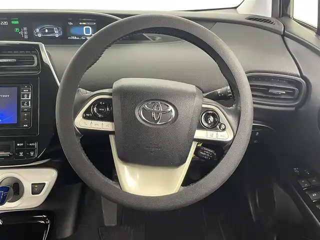 トヨタ プリウス Sセーフティプラス 大分県 2018(平30)年 5.9万km アティチュードブラックマイカ 社外SDナビ/（フルセグ/CD/DVD/Bluetooth）/プリクラッシュセーフティー/LTA（操舵支援有り）/オートハイビーム/ビルトインETC/レーダークルーズコントロール/バックカメラ/オートリトラミラー/ステアリングスイッチ/保証書・取扱説明書/スマートキープッシュスタート