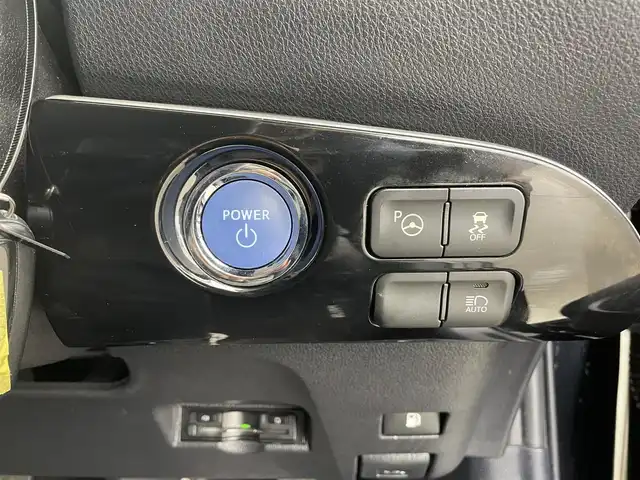 トヨタ プリウス Sセーフティプラス 大分県 2018(平30)年 5.9万km アティチュードブラックマイカ 社外SDナビ/（フルセグ/CD/DVD/Bluetooth）/プリクラッシュセーフティー/LTA（操舵支援有り）/オートハイビーム/ビルトインETC/レーダークルーズコントロール/バックカメラ/オートリトラミラー/ステアリングスイッチ/保証書・取扱説明書/スマートキープッシュスタート