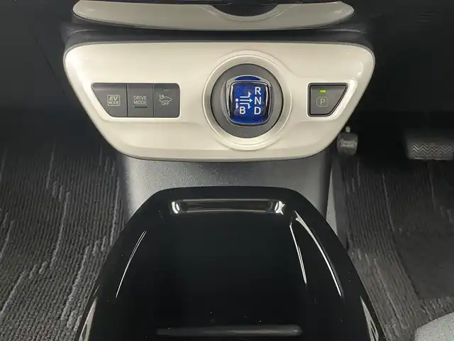 トヨタ プリウス Sセーフティプラス 大分県 2018(平30)年 5.9万km アティチュードブラックマイカ 社外SDナビ/（フルセグ/CD/DVD/Bluetooth）/プリクラッシュセーフティー/LTA（操舵支援有り）/オートハイビーム/ビルトインETC/レーダークルーズコントロール/バックカメラ/オートリトラミラー/ステアリングスイッチ/保証書・取扱説明書/スマートキープッシュスタート