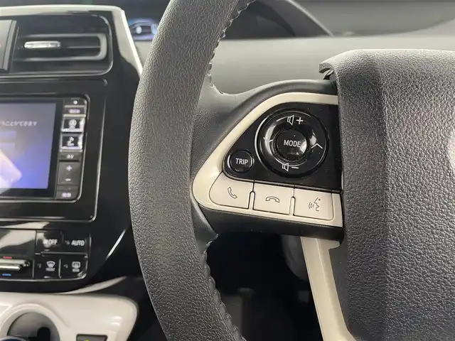 トヨタ プリウス Sセーフティプラス 大分県 2018(平30)年 5.9万km アティチュードブラックマイカ 社外SDナビ/（フルセグ/CD/DVD/Bluetooth）/プリクラッシュセーフティー/LTA（操舵支援有り）/オートハイビーム/ビルトインETC/レーダークルーズコントロール/バックカメラ/オートリトラミラー/ステアリングスイッチ/保証書・取扱説明書/スマートキープッシュスタート