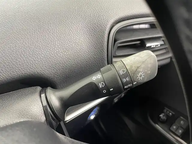 トヨタ プリウス Sセーフティプラス 大分県 2018(平30)年 5.9万km アティチュードブラックマイカ 社外SDナビ/（フルセグ/CD/DVD/Bluetooth）/プリクラッシュセーフティー/LTA（操舵支援有り）/オートハイビーム/ビルトインETC/レーダークルーズコントロール/バックカメラ/オートリトラミラー/ステアリングスイッチ/保証書・取扱説明書/スマートキープッシュスタート