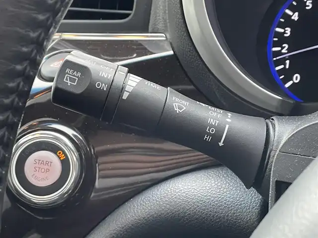 日産 エルグランド VIP 滋賀県 2011(平23)年 10.9万km ファントムブラック 禁煙車/サンルーフ/黒レザーシート/純正HDDナビ/CD/DVD/Bluetooth/フルセグTV/アラウンドビューカメラ/オートサイドステップ/社外20AW/パワーバックドア/パワーシート/シートメモリー/キセノンライト/100V電源/スマートキー/シートヒーター/両側パワースライドドア/後席モニター/ETC/オットマン/純正フロアマット