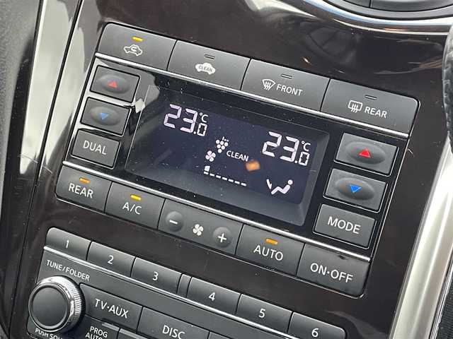 日産 エルグランド VIP 滋賀県 2011(平23)年 10.9万km ファントムブラック 禁煙車/サンルーフ/黒レザーシート/純正HDDナビ/CD/DVD/Bluetooth/フルセグTV/アラウンドビューカメラ/オートサイドステップ/社外20AW/パワーバックドア/パワーシート/シートメモリー/キセノンライト/100V電源/スマートキー/シートヒーター/両側パワースライドドア/後席モニター/ETC/オットマン/純正フロアマット