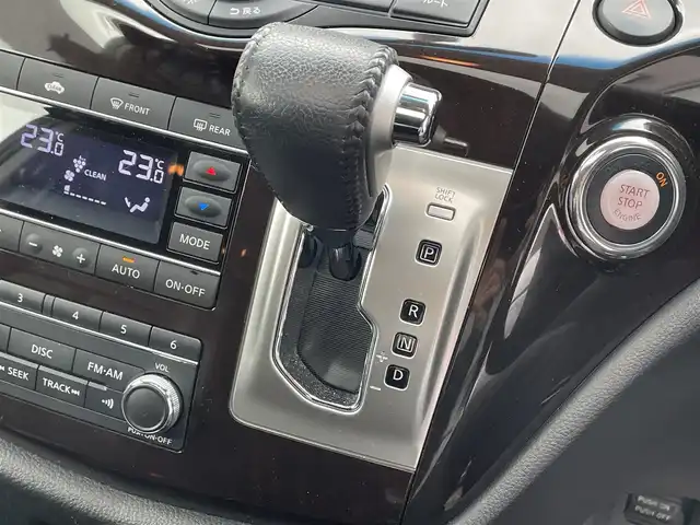 日産 エルグランド VIP 滋賀県 2011(平23)年 10.9万km ファントムブラック 禁煙車/サンルーフ/黒レザーシート/純正HDDナビ/CD/DVD/Bluetooth/フルセグTV/アラウンドビューカメラ/オートサイドステップ/社外20AW/パワーバックドア/パワーシート/シートメモリー/キセノンライト/100V電源/スマートキー/シートヒーター/両側パワースライドドア/後席モニター/ETC/オットマン/純正フロアマット