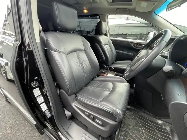 日産 エルグランド VIP 滋賀県 2011(平23)年 10.9万km ファントムブラック 禁煙車/サンルーフ/黒レザーシート/純正HDDナビ/CD/DVD/Bluetooth/フルセグTV/アラウンドビューカメラ/オートサイドステップ/社外20AW/パワーバックドア/パワーシート/シートメモリー/キセノンライト/100V電源/スマートキー/シートヒーター/両側パワースライドドア/後席モニター/ETC/オットマン/純正フロアマット