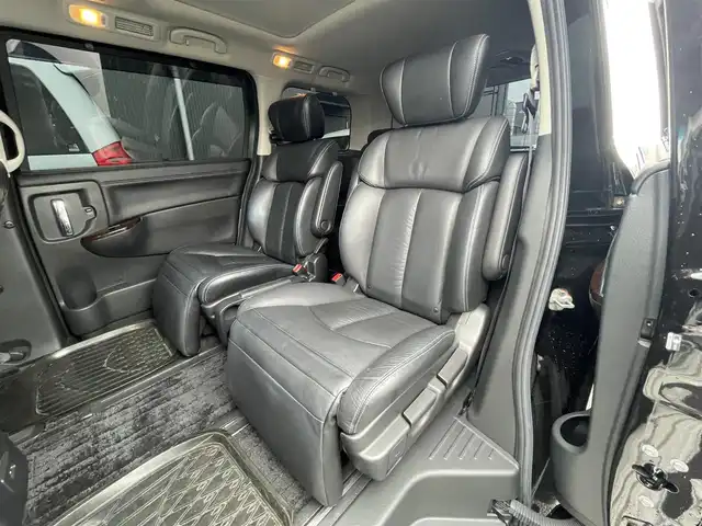 日産 エルグランド VIP 滋賀県 2011(平23)年 10.9万km ファントムブラック 禁煙車/サンルーフ/黒レザーシート/純正HDDナビ/CD/DVD/Bluetooth/フルセグTV/アラウンドビューカメラ/オートサイドステップ/社外20AW/パワーバックドア/パワーシート/シートメモリー/キセノンライト/100V電源/スマートキー/シートヒーター/両側パワースライドドア/後席モニター/ETC/オットマン/純正フロアマット